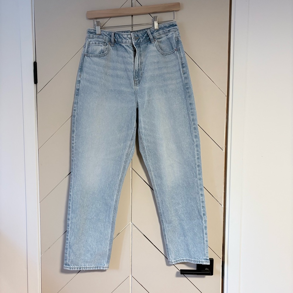 American Eagle High Rise Mom Jeans Light Wash Size 10 - Picture 2 of 8